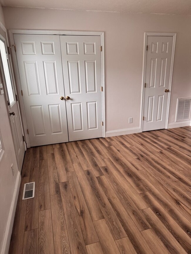 Building Photo - 3 Bedroom || 2 Full Bathroom & 2 Half Bath...