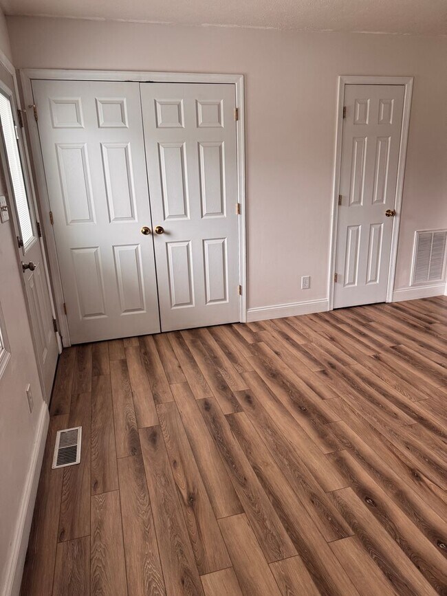 Building Photo - 3 Bedroom || 2 Full Bathroom & 2 Half Bathroom Townhome