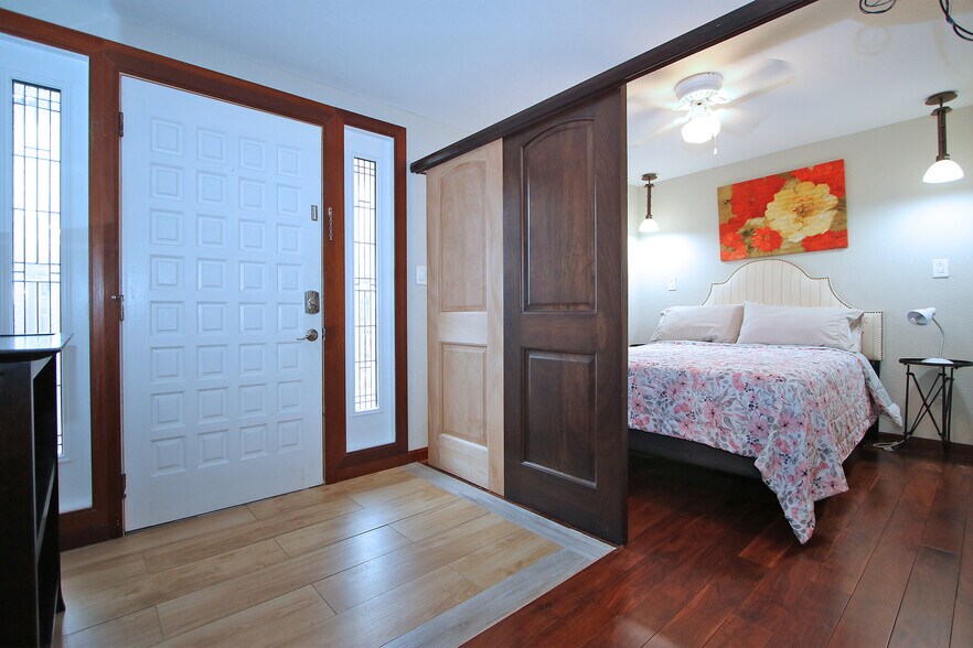 Building Photo - 809 4th Ave N