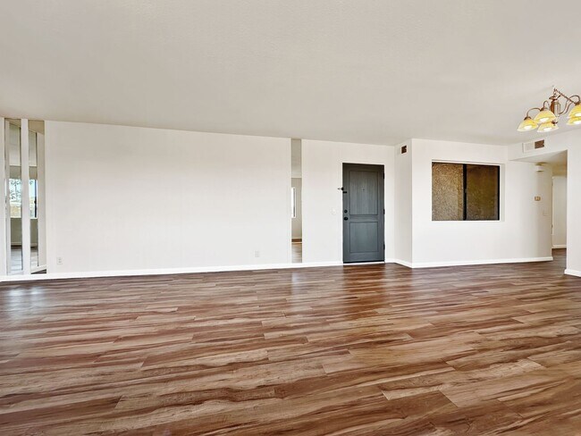 Building Photo - MON250