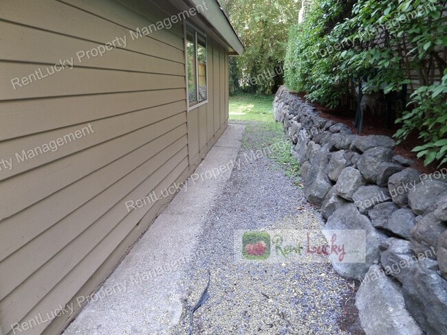 Building Photo - Super-Cute 2 Bedroom, 2 Bath Duplex in Unb...