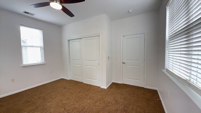 Building Photo - 662 Lacy Oak Dr