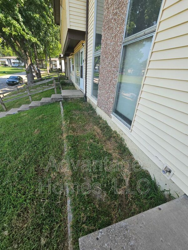 Building Photo - 827 N 70th Terrace