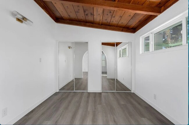 Building Photo - Vintage Beach Bungalow