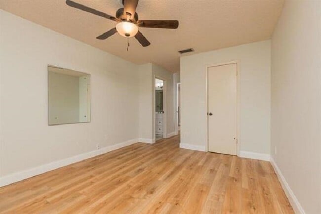 Building Photo - 901 Mariana Pl