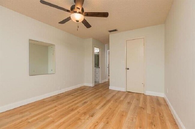 Building Photo - 901 Mariana Pl