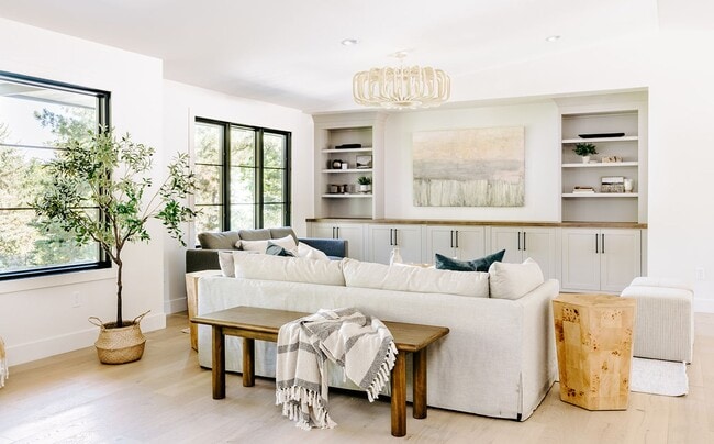 Building Photo - Custom Remodeled 4bd/4ba House in Greenwoo...