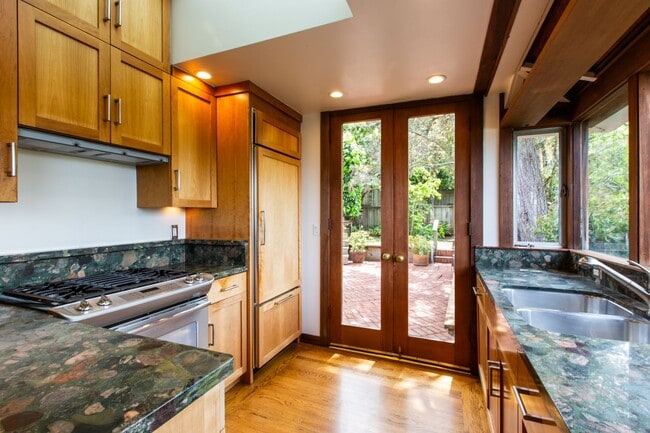 Building Photo - Mid Century Beauty in the Heart of the Ban...