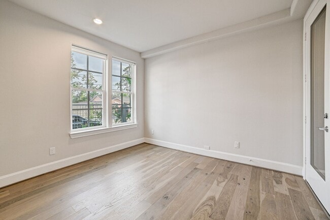 Building Photo - Stunning Modern Townhome in Central Location!