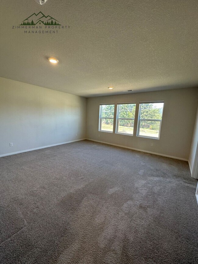 Building Photo - Gorgeous 5-bedroom, 3-bathroom home is desirable Springfield neighborhood