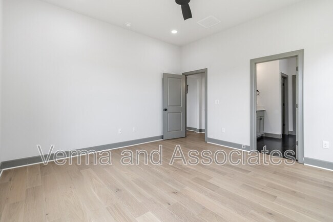 Building Photo - 930 Trestle Ln