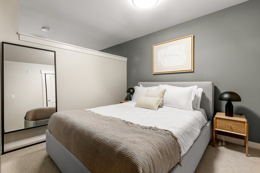 Building Photo - 215 10th Ave E