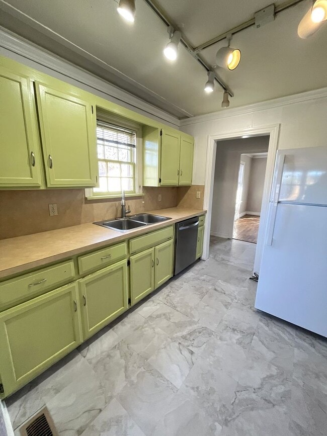 Building Photo - Large 3 Bed 1 Bath