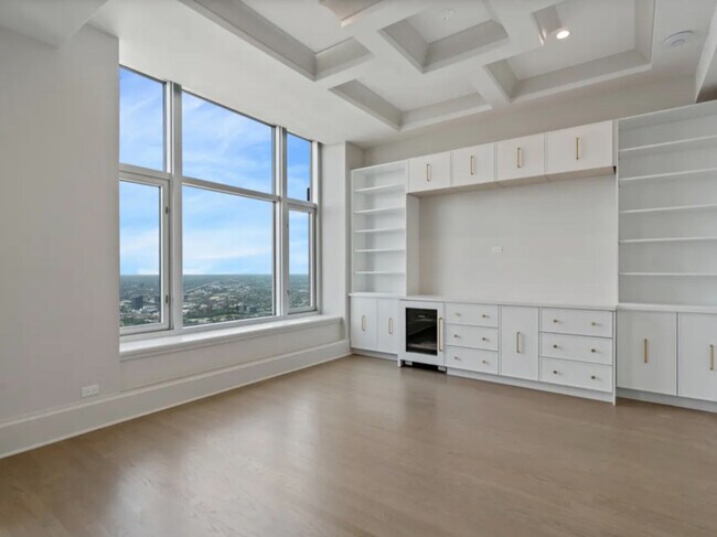 Building Photo - 132 E Delaware Pl
