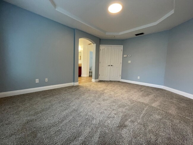Building Photo - Freshly Updated & Move-In Ready