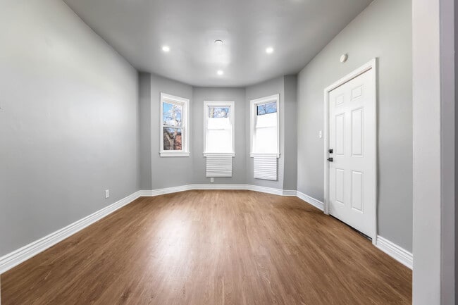 Building Photo - 7917 S Ellis Ave