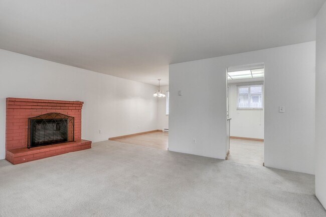 Building Photo - Condo Living with Fireplace and Fenced Yard!
