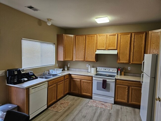 Building Photo - Charming House - Backs To Open Space - Ava...