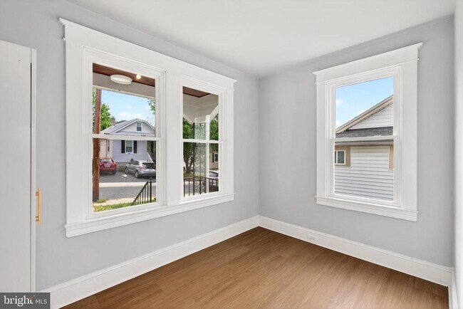 Building Photo - 29 W Elm Ave