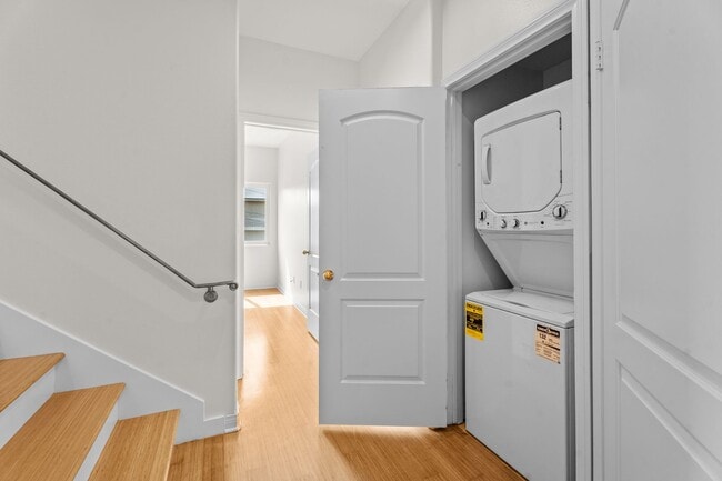 Building Photo - Spacious 2-Bed Townhome with Private Rooft...