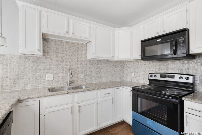 Building Photo - Charming Home Awaits: Spacious & Modern Living in a Prime Location