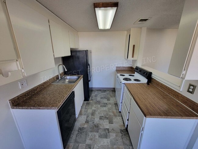 Building Photo - *1/2 OFF 1ST MONTH'S RENT PROMO* 3 BR Townhome- Wonderful Privacy Deck in Beaverton with 1 Car Ga...