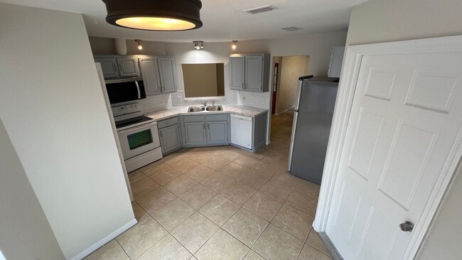 Building Photo - Bright & Spacious 3/2 Home with Huge Yard + Screened Patio — Lawn Care Included!