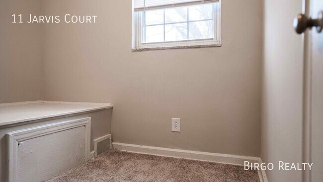 Building Photo - Move in special! First month free rent!