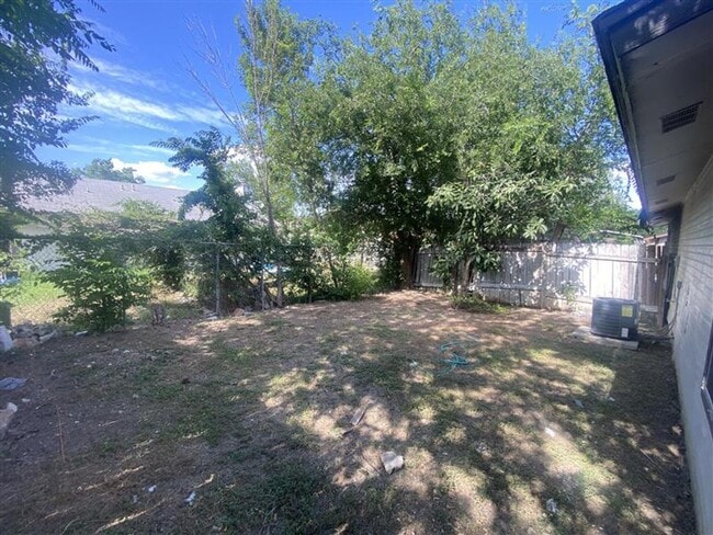 Building Photo - Large 2/2 duplex with a 2 car carport