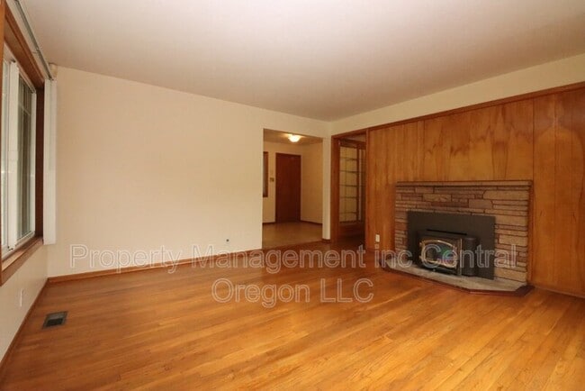 Building Photo - 1670 Yew St SE