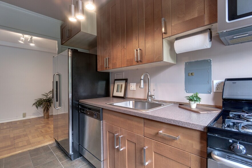 Ample Counterspace - 4100 W St NW