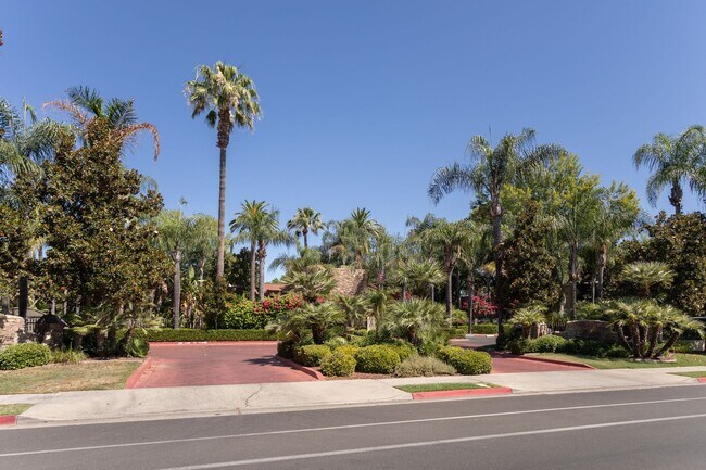 Building Photo - Villa Borgata Condo with Newer Flooring, P...