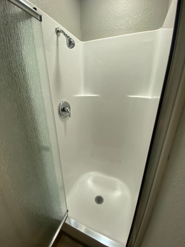 Building Photo - Newly remodeled 3 bedroom 2 bath home with...