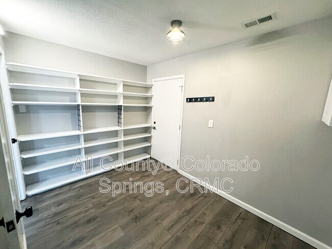 Building Photo - 460 Wintery Cir N