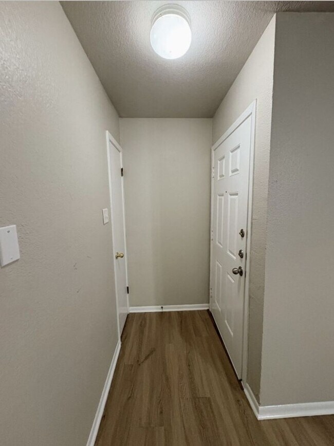 Building Photo - 204 W Mockingbird Ln