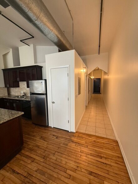 Building Photo - 705 Main St