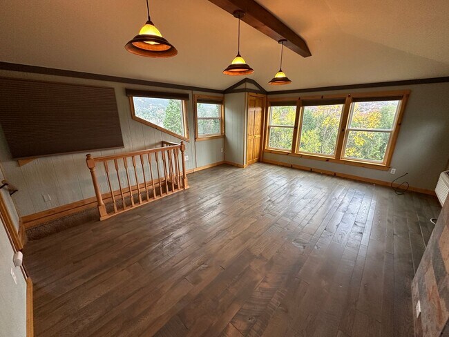 Building Photo - Beautiful Manitou Home With Sweeping Mount...