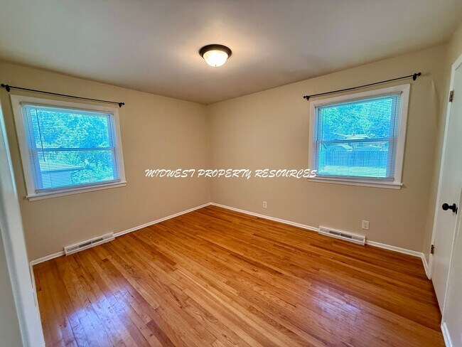 Building Photo - Spacious Home 3 Bedroom w/Fin basement for...