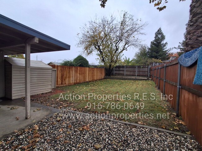 Building Photo - Central Roseville -Duplex 1 Bed, 1 Bath Du...