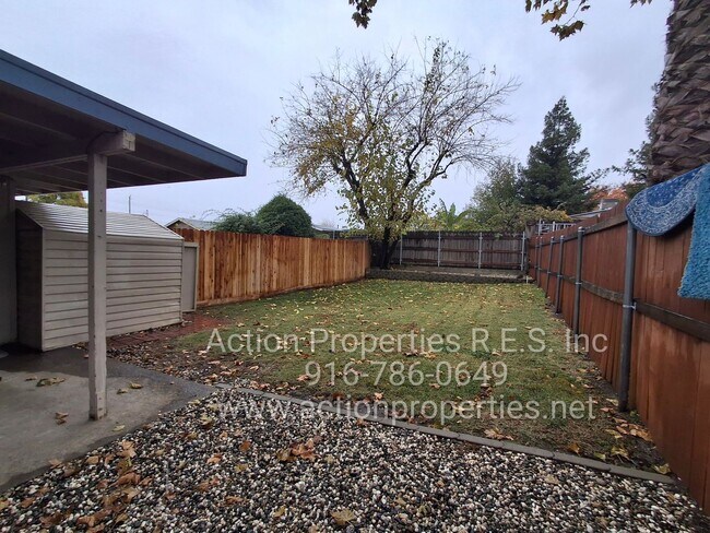 Building Photo - Central Roseville -Duplex 1 Bed, 1 Bath Duplex Large Fenced Yard, Gardener Included - No Laundry ...