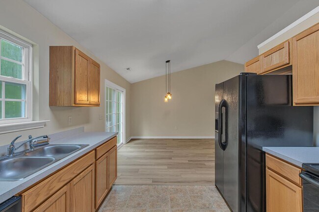 Building Photo - Charming 3-Bedroom Home on Large Acreage L...