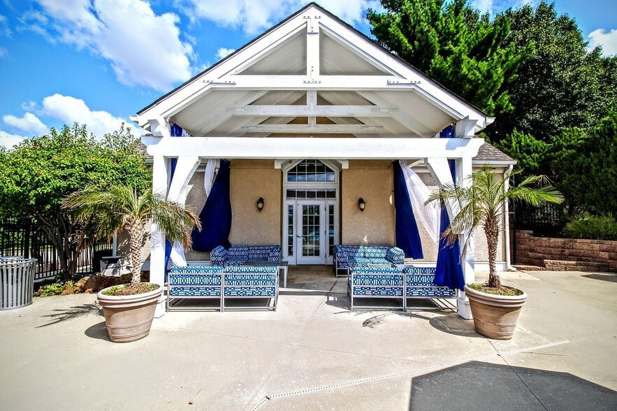 Pool - Hunter's Pointe Apartments