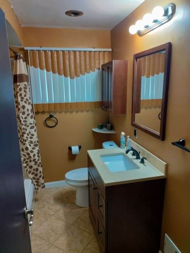 Building Photo - Beautiful, sprawling, brick ranch - $1700/mo