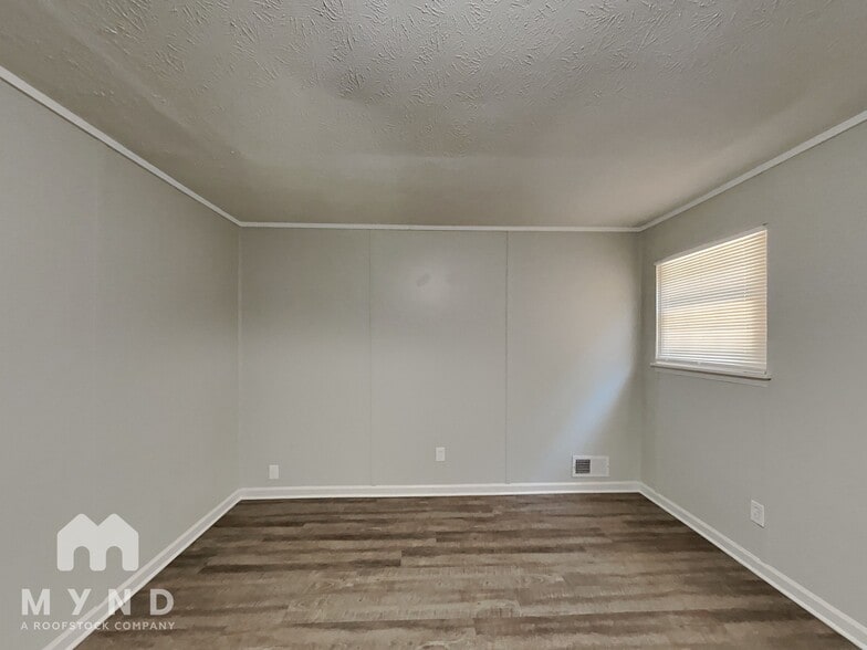 Building Photo - 240 N Hurst Mill Rd