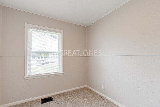 Building Photo - 3448 N Leland Ave