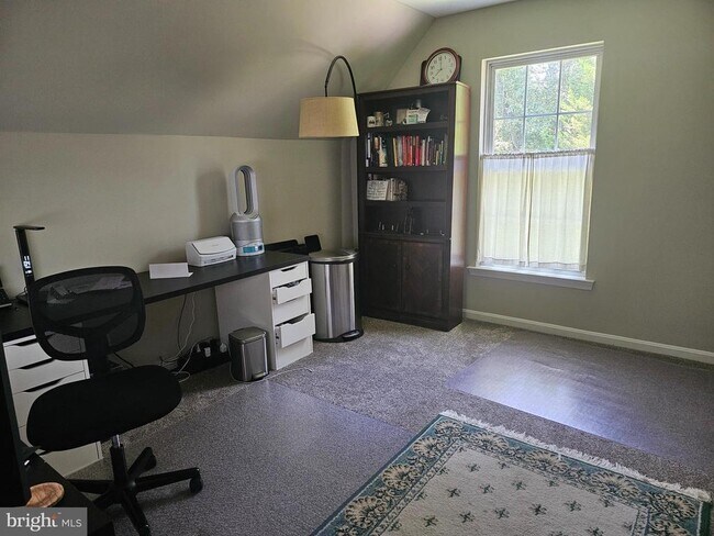Building Photo - 381 Longwood Dr