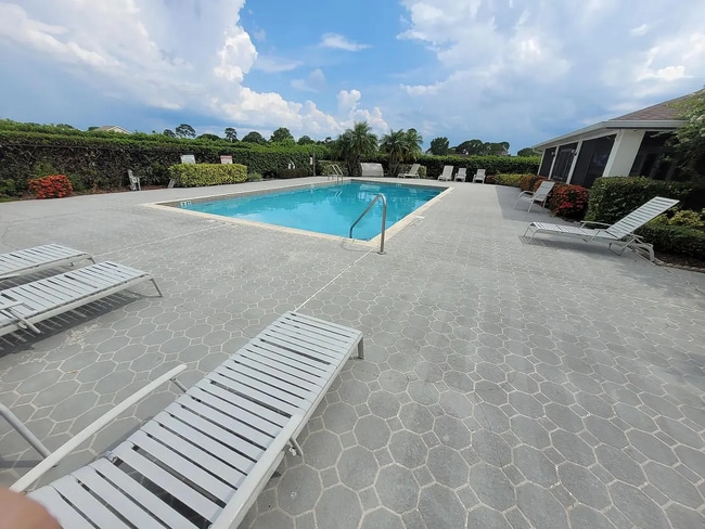 Building Photo - 134 Lakepointe Cir