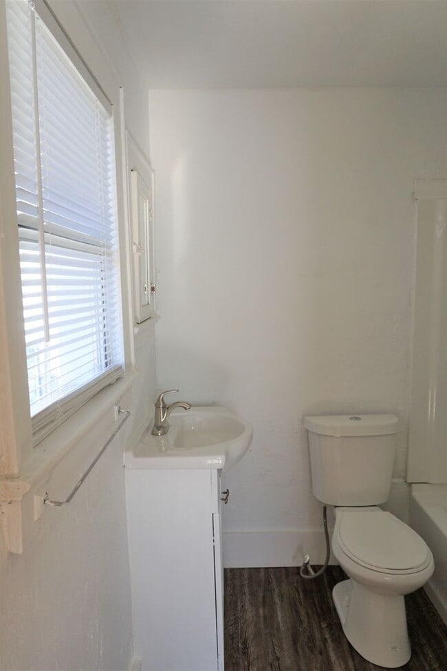 Building Photo - 523 SW 26