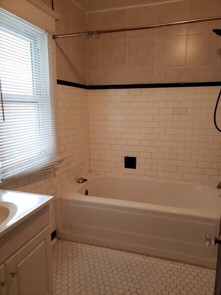 Building Photo - 918 E Locust St