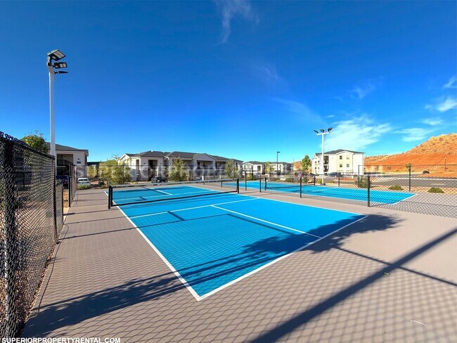 Building Photo - 2 bed, 1 bath Condo